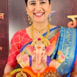 Vaidehi Parashurami Instagram - पहा #StarPravahGaneshotsav2023 on 24th September, 7 PM Star प्रवाहवर.... ‘Star प्रवाह गणेशोत्सव २०२३’ ।। आरती घराघरातली ।। #AartiGharagharatali #Ganeshotsav2023 #StarPravah