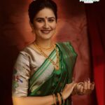 Vaidehi Parashurami Instagram - “वैदेही परशुरामी” यांनी “छोटे उस्ताद”या कार्यक्रमात “गणपती विशेष भागात” नविन्याज हँडलूमच्या नऊवारीला पसंती देऊन केलेला हा एक खास पारंपरिक लूक😍❤️ धन्यवाद @parashuramivaidehi कायम असेच प्रेम असूद्यात 🙏🙏 Mumbai, Maharashtra