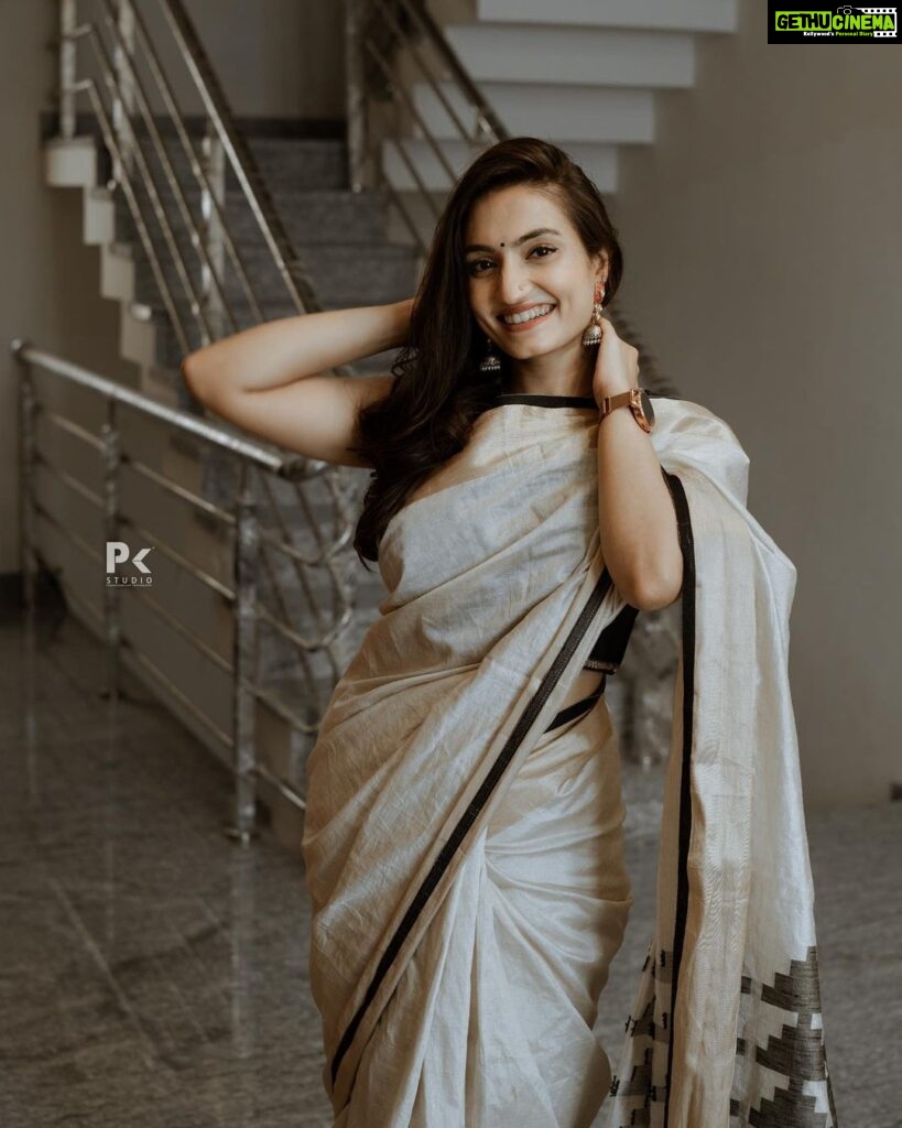 Vaishnavi Gowda Instagram - Black n white saree is a different feel 🫧 📸 - @pkstudiophotography