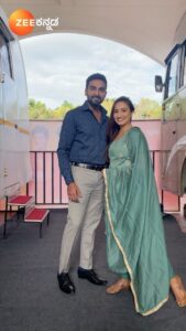 Vaishnavi Gowda Instagram - ಜಾತ್ರೆಯ ಸಂಭ್ರಮದಲ್ಲಿ ನಮ್ಮ ಸೀತಾ-ರಾಮ!
#ZeeJathre #VaramahalakshmiSambrama #ZKReels #ZeeOnTheGoReels #ZeeKannada #BayasidaBaagiluTegeyona