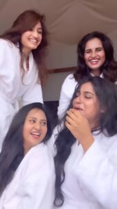 Vaishnavi Gowda Instagram - Old questions with old friends 😁
#14yearsfriendshipandstillcounting