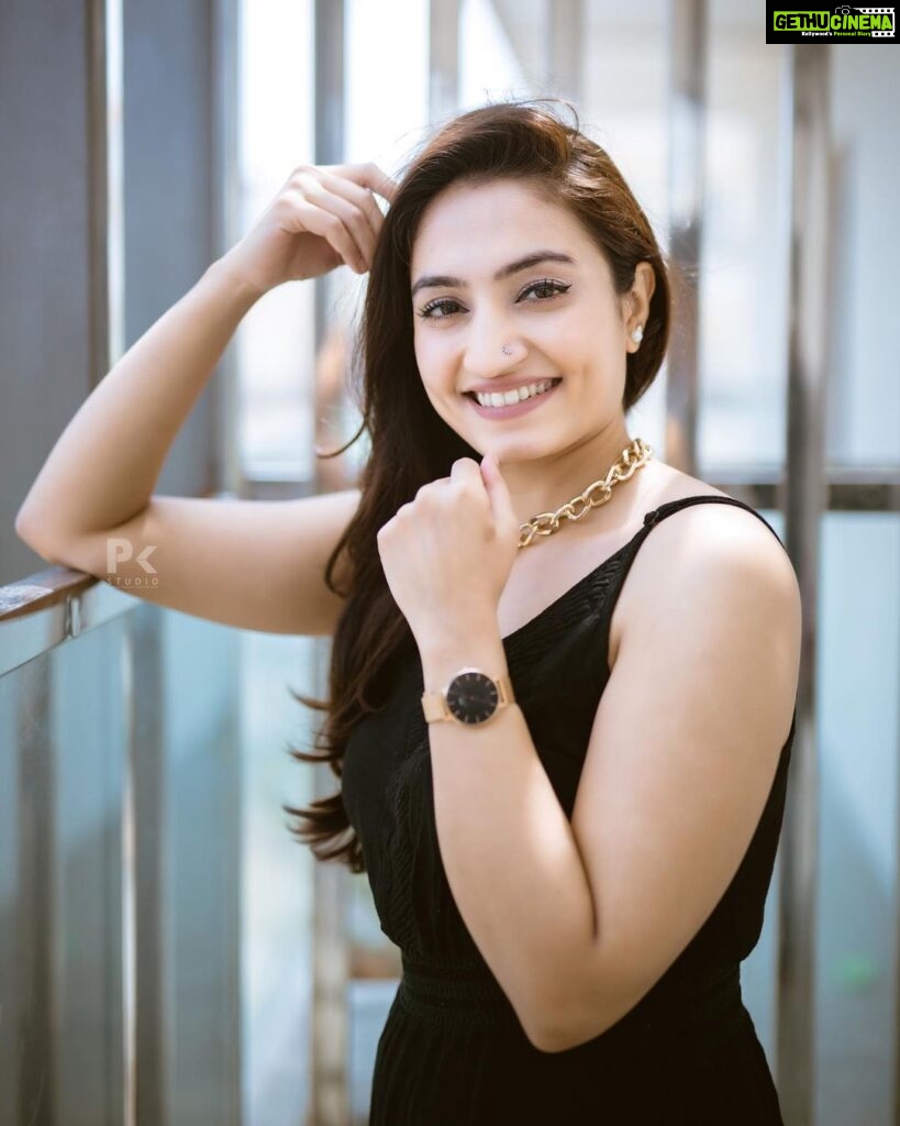 Vaishnavi Gowda Instagram - What the heart wants, the heart gets. Specially if it’s on sale 😋 @danielwellington’ Black Friday sale is here with up to 50% off on select products and an additional 15% off with my code 'VAISHNAVIXDW’