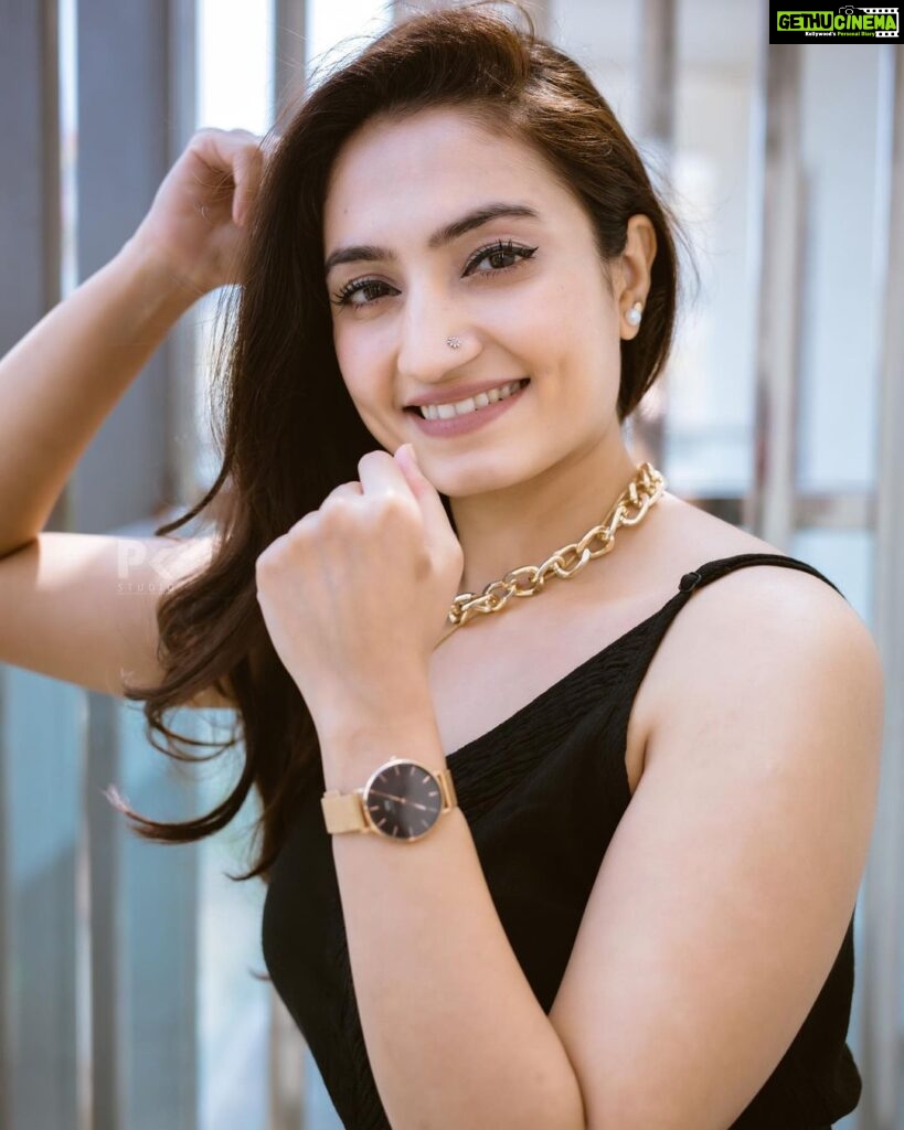 Vaishnavi Gowda Instagram - What the heart wants, the heart gets. Specially if it’s on sale 😋 @danielwellington’ Black Friday sale is here with up to 50% off on select products and an additional 15% off with my code 'VAISHNAVIXDW’