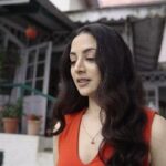 Zoya Afroz Instagram - तुम्हारा नाम क्या है बसंती? Let's hear our favourite Nyasa 's shooting experiences @firefliesparthaurjugnu @zee5 #themakingoffirefliesparthaurjugnu