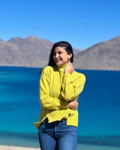Aahana Kumra Instagram - One idiot meets three idiots at Pangong Lake 💕☀️🫶🦋🪻🌸🍎❄️🤸‍♀️💓💛
These photos require no filter because everything is so so so gorgeous! 🦋💕
But body is super confused… with the scorching heat! Like thappad waala sun!☀️ and wind is so cold like freezer mein daal diya hai❄️❄️
But mazaa aaya 🤸‍♀️🌸🦋💕☀️❄️
Love my India 🇮🇳🫡
#leh 
#pangonglake 
.
.
.
#lehdiaries #ladakh #lehladakh #proudindian #india #incredibleindia #aahanakumra #ladakhtourism