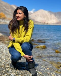 Aahana Kumra Instagram - One idiot meets three idiots at Pangong Lake 💕☀️🫶🦋🪻🌸🍎❄️🤸‍♀️💓💛
These photos require no filter because everything is so so so gorgeous! 🦋💕
But body is super confused… with the scorching heat! Like thappad waala sun!☀️ and wind is so cold like freezer mein daal diya hai❄️❄️
But mazaa aaya 🤸‍♀️🌸🦋💕☀️❄️
Love my India 🇮🇳🫡
#leh 
#pangonglake 
.
.
.
#lehdiaries #ladakh #lehladakh #proudindian #india #incredibleindia #aahanakumra #ladakhtourism
