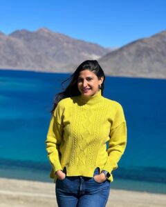 Aahana Kumra Instagram - One idiot meets three idiots at Pangong Lake 💕☀️🫶🦋🪻🌸🍎❄️🤸‍♀️💓💛
These photos require no filter because everything is so so so gorgeous! 🦋💕
But body is super confused… with the scorching heat! Like thappad waala sun!☀️ and wind is so cold like freezer mein daal diya hai❄️❄️
But mazaa aaya 🤸‍♀️🌸🦋💕☀️❄️
Love my India 🇮🇳🫡
#leh 
#pangonglake 
.
.
.
#lehdiaries #ladakh #lehladakh #proudindian #india #incredibleindia #aahanakumra #ladakhtourism