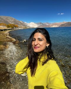 Aahana Kumra Instagram - One idiot meets three idiots at Pangong Lake 💕☀️🫶🦋🪻🌸🍎❄️🤸‍♀️💓💛
These photos require no filter because everything is so so so gorgeous! 🦋💕
But body is super confused… with the scorching heat! Like thappad waala sun!☀️ and wind is so cold like freezer mein daal diya hai❄️❄️
But mazaa aaya 🤸‍♀️🌸🦋💕☀️❄️
Love my India 🇮🇳🫡
#leh 
#pangonglake 
.
.
.
#lehdiaries #ladakh #lehladakh #proudindian #india #incredibleindia #aahanakumra #ladakhtourism