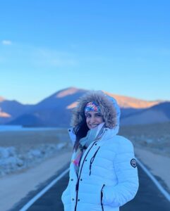 Aahana Kumra Instagram - One idiot meets three idiots at Pangong Lake 💕☀️🫶🦋🪻🌸🍎❄️🤸‍♀️💓💛
These photos require no filter because everything is so so so gorgeous! 🦋💕
But body is super confused… with the scorching heat! Like thappad waala sun!☀️ and wind is so cold like freezer mein daal diya hai❄️❄️
But mazaa aaya 🤸‍♀️🌸🦋💕☀️❄️
Love my India 🇮🇳🫡
#leh 
#pangonglake 
.
.
.
#lehdiaries #ladakh #lehladakh #proudindian #india #incredibleindia #aahanakumra #ladakhtourism