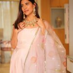 Aahana Kumra Instagram – Happy Bhai Duuj to everyone celebrating today! 
Also the Diwali dump will go on for another week because the Diwali parties aren’t over yet 🪔🧨💕🫶🥂🫣🫠😘
Looking like a gulab coconut barfi 💕🌸
Outfit : @picchika 
Jewellery : @the_jewel_factor 
  @juhi.ali 
Photos : @karanhenry 
#happydiwali 
.
.
.
.
#diwali #diwalidecorations #festiveseason #indianfestival #diwali2023 #diwalidecor #aahanakumra #alldressedup Mumbai – मुंबई