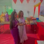 Aalisha Panwar Instagram - My new dhunochi dance partner @aalishapanwar157 🧿❤️👏🏻🥁💃 #gouri #gopala #dhunochinaach #pandalvisit