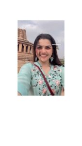 Aarya Ambekar Instagram - If you’re happy and you know it.. Quick! Make a reel and show it!😁 new songgg is OUT!! From the film #Sari.. 
Did you listen??!! How did u like it!!! Let us know!!! 
.
.
.
___
#aaryaambekar #playbacksinger #sarithefilm #diathefilm #dhimdhim #newsong