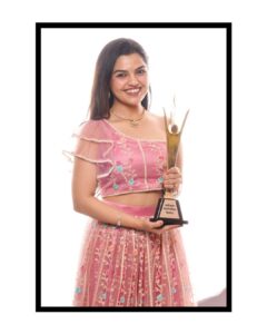 Aarya Ambekar Instagram - Got a SHARED AWARD with THE SHREYA GHOSHAL JI!!!!! Thank you soo much @zeemarathiofficial and all the juries for bestowing me with #ZeeGaurav Best Playback Singer Award for “Bai Ga”. Thank you so much Ajay dada and @atul.ajayatul  dada for trusting me with this song as well as giving me this moment to treasure for lifetime !!!❤️✨🧿
.
.
.
___
#aaryaambekar #bestplaybacksinger #baiga #chandra #zeegaurav2023