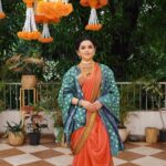 Aarya Ambekar Instagram - चैत्रात गाई कोकिळा कुहू कुहू गाणी रूपवती आणि सृजनशील दिसते आर्या राणी सृजना | Srujana Brand for every occasion and festival. Brand of customized and designer outfits. #designing #indianwear #traditionwear #puneboutique #worldwide #trustworthy #qualitywork #valueformoney #menandwomen #bridalwear #bridalblouse #handembroidery #handwork #aaryaambekar Contact details- Ruttuja Kelkar-Deodhar 8308435599 Outfit- @srujana_by_ruttuja @ruttuja_kelkar_deodhar Makeup- @harshad_makeupartist Video by- @the_yellow_affair @chetan_panda Location- @kalasystudios @amru_tak