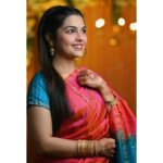 Aarya Ambekar Instagram - A dutiful Karavli caught candid!😁 . . . #aaryaambekar #indianweddings #maharashtrianweddings #silksarees #pinksilksari #sareehairdos #traditionaloutfitindia #bharatiyanari #simpleindianattire #elegantinsaree #elegantattires #elegantjewellery PC - Dipankar Kale Makeup, hair by yours truly!