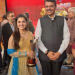 Aarya Ambekar Instagram - Thank you soo much @news18lokmat for the special award for Bai Ga. It was an honor to receive it at the hands of hon. Shri @sudhir.mungantiwar ji and in the presence of hon. Shri @devendra_fadnavis ji.😊🙏🏻 @lokmat family has always been supportive and how!🤗❤️🧿 Outfit : @fragrance_designs Designed by : @paragjaysingpure Yashwantrao Chavan Centre