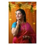 Aarya Ambekar Instagram - A dutiful Karavli caught candid!😁 . . . #aaryaambekar #indianweddings #maharashtrianweddings #silksarees #pinksilksari #sareehairdos #traditionaloutfitindia #bharatiyanari #simpleindianattire #elegantinsaree #elegantattires #elegantjewellery PC - Dipankar Kale Makeup, hair by yours truly!