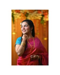 Aarya Ambekar Instagram - A dutiful Karavli caught candid!😁
.
.
.
#aaryaambekar #indianweddings #maharashtrianweddings #silksarees #pinksilksari #sareehairdos #traditionaloutfitindia #bharatiyanari #simpleindianattire #elegantinsaree #elegantattires #elegantjewellery 
PC - Dipankar Kale
Makeup, hair by yours truly!