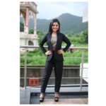 Aarya Ambekar Instagram - #SRGMPWeek08 Moments before I tripped over and had to change my footwear!🙈 Who else finds walking in high heels difficult?!!😝 . . . ___ #aaryaambekar #srgmplilchampsmarathi #jury #mentor #ootd #corporatelooks #aaryainsrgmp #aaryainzmlilchamps #aaryasrgmplilchamps #aaryabani😁