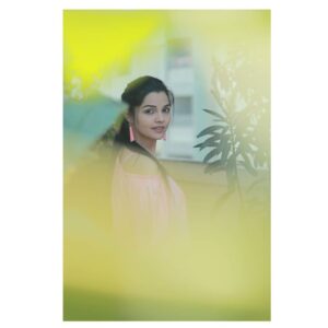 Aarya Ambekar Instagram - #1
ये लम्हों के कुँए में रोज़ झाँकती है,
ये जा के वक़्त से हिसाब माँगती है,
ये पानी है, ये आग है, ये खुद लिखी किताब है,
प्यार की खुराक सी है...!! 
First from the series...amazingly shot by @the_humorous_anry 🤗
.
.
.
___
#aaryaambekar