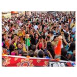 Aarya Ambekar Instagram - A surreal गुढीपाडवा पहाट in Wardha!!❤️🚩 Thank you soo much Wardhekars for the tremendous response today to all my songs, for all the farmaish-es and allll the wholehearted love!! Woke up at 3 am, yet soo fresh..all cos of your energy!!! Thank you Shri Ram Mandir committee for inviting me! Thanks to all the amazing musician dadas from Nagpur!! . . . ___ #aaryaambekar #aaryaambekarliveinconcert #gudhipadwa2022 #gudhipadwapahat #wardha #jaishriram 🚩🙏🏻