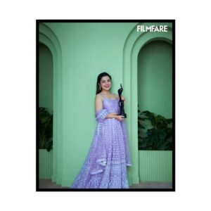 Aarya Ambekar Instagram - My PINCH ME moment!!!😍🧿✨My 1st FILMFARE Award!!!😍
Whattt a surreal feeling!!! I truly have no words to thank @ajayatulofficial dadas for trusting me with their beautiful creation..a song like “Bai Ga” and for giving me a dream come true moment!!!❤️
Will always be grateful to them!😊🙏🏻
Thank you sooo much @filmfare @jiteshpillaai ji, and all the juries for the honor!!
Thank you to the entire team of Chandramukhi.. @oakprasad dada, the amazing @amrutakhanvilkar tai, @ashishpatil_the_lavniking @guruthakurofficial dada and everyone who showed so much love to the song!!❤️🤗

Outfit : @fragrance_designs 
Designed by : @paragjaysingpure 
Makeup, Hair and Styling by yours truly!