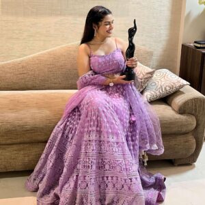 Aarya Ambekar Instagram - My PINCH ME moment!!!😍🧿✨My 1st FILMFARE Award!!!😍
Whattt a surreal feeling!!! I truly have no words to thank @ajayatulofficial dadas for trusting me with their beautiful creation..a song like “Bai Ga” and for giving me a dream come true moment!!!❤️
Will always be grateful to them!😊🙏🏻
Thank you sooo much @filmfare @jiteshpillaai ji, and all the juries for the honor!!
Thank you to the entire team of Chandramukhi.. @oakprasad dada, the amazing @amrutakhanvilkar tai, @ashishpatil_the_lavniking @guruthakurofficial dada and everyone who showed so much love to the song!!❤️🤗

Outfit : @fragrance_designs 
Designed by : @paragjaysingpure 
Makeup, Hair and Styling by yours truly!