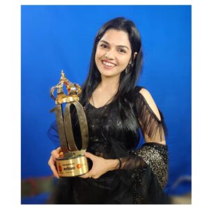 Aarya Ambekar Instagram - Extremely honoured to have received this year's @zeetalkies "Maharashtracha Favourite Kon Suvarnadashak Award", cos the nominees this year itself were all the awardees from the past 10 years..who I've, since childhood, seen and followed as my idols. 
Thank you juries, thank you everyone who voted for me as "Favorite Playback singer of the Decade" and hugee Thank you to @avinashvishwajeet dadas
And @rajwadesatish sir for giving me a song as melodiously sweet as Hrudayat Waje Something!!!
.
Outfit : @bavanni_by_poojak
.
.
___
#MFK2021 #MaharashtrachaFavoriteKonAwards #MFKSuvarnaDashak #FavGayikaofthedecade #CelebratingDecade #SuvarnadashakSohala # #aaryaambekar #AvinashVishwajeet #SatishRajwade #AbhinayBerde #TiSaddhyaKayKarte