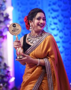 Aashika Padukone Instagram - Beyond grateful for the unwavering love and support from all my incredible viewers throughout this journey. 
'Maari' has been a beautiful success and receiving the Best Actress award amidst the overwhelming support from my fans from different states was an unforgettable moment. 
Forever humbled and grateful. 🙏✨ @zeetamizh 
 #Gratitude #Blessed #dreamcometrue

Stylist: @priyareddy_baddigam 
Outfit: @maramsclothing_official 
Jewellery: @fashioncurvee 
Photographer: @risshie_photography_