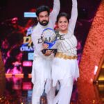 Aata Sandeep Instagram – Jyothi this is for you♥️Here is the “Neethone Dance Title🏆 
Can’t just only thank my teachers @radhanair_r mam @tarunmaster @sadaa17 garu♥️ you people are inspiration to me and jyo🙏🙏🙏
Thank you so much THE @thedeverakonda ♥️
Special thanks to my choreographers @wong.choreographer @harinathshankar 
My loads of hugs to @sreemukhi 
@springseenu(Bro) love u so much and thanks for your immersive support ra,Cup Mukyam Biguluu🏆
My entire thanks to @endemolshineind @mudit_ig sir @Tabbymam @insghtlinford @rajeshwariprasad_ @simranpoojari_ @rani @dada @shettybro @kaushiki 
Thanks to my team @team_aatasandeep (dancers) 
Thanks to my mother @devitamarapalli for supporting me and Jyothi and taking care of Lekhan love u amma ♥️♥️
Thanks to my make up Artist @sree_bridal_makeovers 

#NeethoneDanceTitleWinner #SandeepJyoti