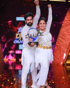 Aata Sandeep Instagram - Jyothi this is for you♥️Here is the “Neethone Dance Title🏆 
Can’t just only thank my teachers @radhanair_r mam @tarunmaster @sadaa17 garu♥️ you people are inspiration to me and jyo🙏🙏🙏
Thank you so much THE @thedeverakonda ♥️
Special thanks to my choreographers @wong.choreographer @harinathshankar 
My loads of hugs to @sreemukhi 
@springseenu(Bro) love u so much and thanks for your immersive support ra,Cup Mukyam Biguluu🏆
My entire thanks to @endemolshineind @mudit_ig sir @Tabbymam @insghtlinford @rajeshwariprasad_ @simranpoojari_ @rani @dada @shettybro @kaushiki 
Thanks to my team @team_aatasandeep (dancers) 
Thanks to my mother @devitamarapalli for supporting me and Jyothi and taking care of Lekhan love u amma ♥️♥️
Thanks to my make up Artist @sree_bridal_makeovers 

#NeethoneDanceTitleWinner #SandeepJyoti