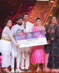 Aata Sandeep Instagram - Jyothi this is for you♥️Here is the “Neethone Dance Title🏆 
Can’t just only thank my teachers @radhanair_r mam @tarunmaster @sadaa17 garu♥️ you people are inspiration to me and jyo🙏🙏🙏
Thank you so much THE @thedeverakonda ♥️
Special thanks to my choreographers @wong.choreographer @harinathshankar 
My loads of hugs to @sreemukhi 
@springseenu(Bro) love u so much and thanks for your immersive support ra,Cup Mukyam Biguluu🏆
My entire thanks to @endemolshineind @mudit_ig sir @Tabbymam @insghtlinford @rajeshwariprasad_ @simranpoojari_ @rani @dada @shettybro @kaushiki 
Thanks to my team @team_aatasandeep (dancers) 
Thanks to my mother @devitamarapalli for supporting me and Jyothi and taking care of Lekhan love u amma ♥️♥️
Thanks to my make up Artist @sree_bridal_makeovers 

#NeethoneDanceTitleWinner #SandeepJyoti