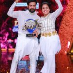 Aata Sandeep Instagram – Jyothi this is for you♥️Here is the “Neethone Dance Title🏆 
Can’t just only thank my teachers @radhanair_r mam @tarunmaster @sadaa17 garu♥️ you people are inspiration to me and jyo🙏🙏🙏
Thank you so much THE @thedeverakonda ♥️
Special thanks to my choreographers @wong.choreographer @harinathshankar 
My loads of hugs to @sreemukhi 
@springseenu(Bro) love u so much and thanks for your immersive support ra,Cup Mukyam Biguluu🏆
My entire thanks to @endemolshineind @mudit_ig sir @Tabbymam @insghtlinford @rajeshwariprasad_ @simranpoojari_ @rani @dada @shettybro @kaushiki 
Thanks to my team @team_aatasandeep (dancers) 
Thanks to my mother @devitamarapalli for supporting me and Jyothi and taking care of Lekhan love u amma ♥️♥️
Thanks to my make up Artist @sree_bridal_makeovers 

#NeethoneDanceTitleWinner #SandeepJyoti