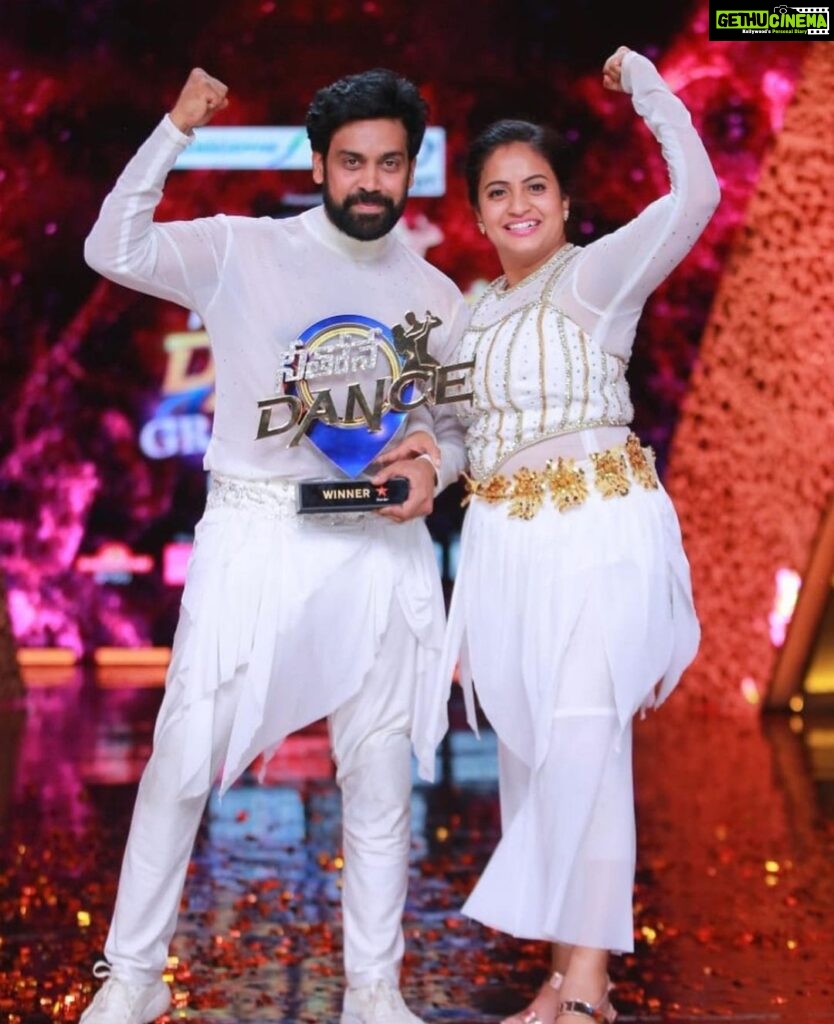 Aata Sandeep Instagram - Jyothi this is for you♥️Here is the “Neethone Dance Title🏆 Can’t just only thank my teachers @radhanair_r mam @tarunmaster @sadaa17 garu♥️ you people are inspiration to me and jyo🙏🙏🙏 Thank you so much THE @thedeverakonda ♥️ Special thanks to my choreographers @wong.choreographer @harinathshankar My loads of hugs to @sreemukhi @springseenu(Bro) love u so much and thanks for your immersive support ra,Cup Mukyam Biguluu🏆 My entire thanks to @endemolshineind @mudit_ig sir @Tabbymam @insghtlinford @rajeshwariprasad_ @simranpoojari_ @rani @dada @shettybro @kaushiki Thanks to my team @team_aatasandeep (dancers) Thanks to my mother @devitamarapalli for supporting me and Jyothi and taking care of Lekhan love u amma ♥️♥️ Thanks to my make up Artist @sree_bridal_makeovers #NeethoneDanceTitleWinner #SandeepJyoti