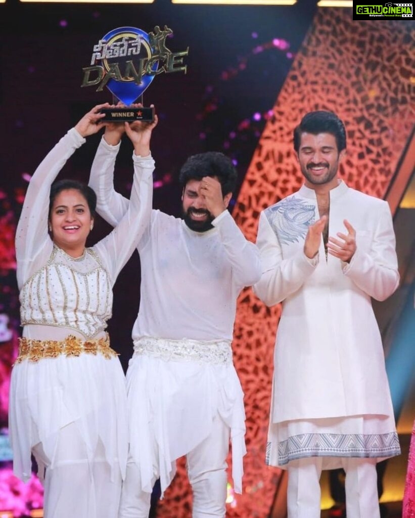 Aata Sandeep Instagram - Jyothi this is for you♥️Here is the “Neethone Dance Title🏆 Can’t just only thank my teachers @radhanair_r mam @tarunmaster @sadaa17 garu♥️ you people are inspiration to me and jyo🙏🙏🙏 Thank you so much THE @thedeverakonda ♥️ Special thanks to my choreographers @wong.choreographer @harinathshankar My loads of hugs to @sreemukhi @springseenu(Bro) love u so much and thanks for your immersive support ra,Cup Mukyam Biguluu🏆 My entire thanks to @endemolshineind @mudit_ig sir @Tabbymam @insghtlinford @rajeshwariprasad_ @simranpoojari_ @rani @dada @shettybro @kaushiki Thanks to my team @team_aatasandeep (dancers) Thanks to my mother @devitamarapalli for supporting me and Jyothi and taking care of Lekhan love u amma ♥️♥️ Thanks to my make up Artist @sree_bridal_makeovers #NeethoneDanceTitleWinner #SandeepJyoti