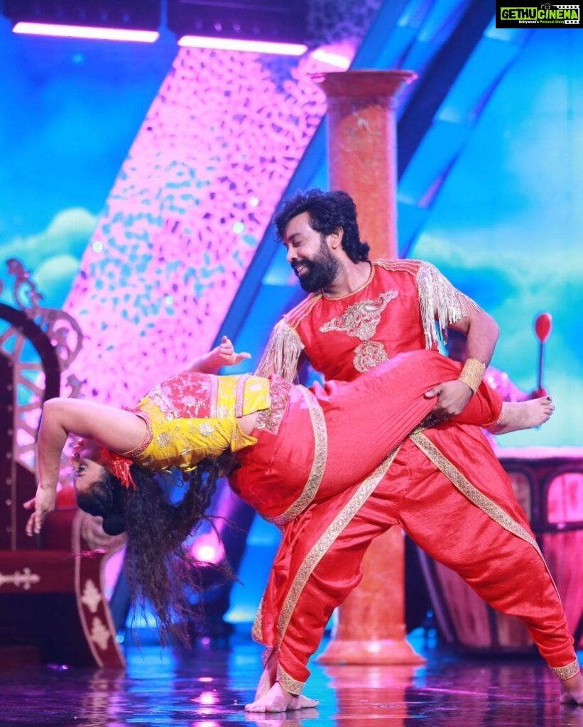 Aata Sandeep Instagram - Don’t Miss to watch our “Super Mega Power Star” Ramcharan Garu dance act in #NeethoneDance this Sunday at 9:00pm only on @starmaa Thanks to @endemolshineind Thanks to our choreographers @wong.choreographer @harinathshankar