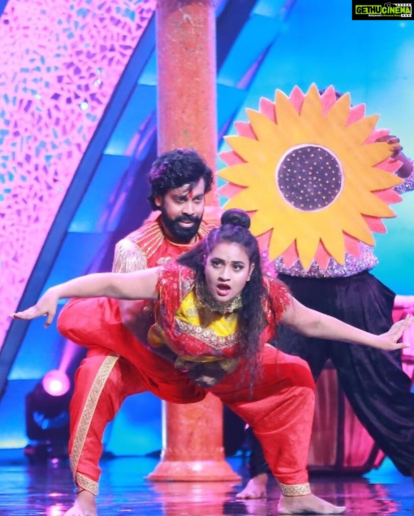 Aata Sandeep Instagram - Don’t Miss to watch our “Super Mega Power Star” Ramcharan Garu dance act in #NeethoneDance this Sunday at 9:00pm only on @starmaa Thanks to @endemolshineind Thanks to our choreographers @wong.choreographer @harinathshankar