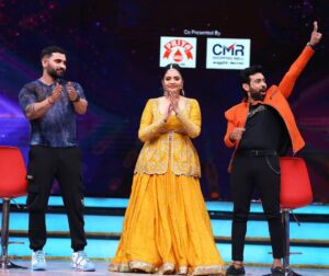 Aata Sandeep Instagram - BB Star War.
Don’t Miss to watch 
Aadivaaram with @starmaa parivaaram this Sunday at 11am only on your favourite channel Star Maa. 
Thanks for the designer orange jacket @contraditions 
@revanthofficial @sreemukhi 
#BiggBossTelugu #UltaPulta #Season7Telugu 
Thank you @play_media_creations