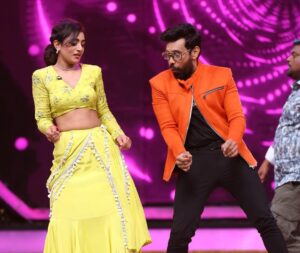 Aata Sandeep Instagram - BB Star War.
Don’t Miss to watch 
Aadivaaram with @starmaa parivaaram this Sunday at 11am only on your favourite channel Star Maa. 
Thanks for the designer orange jacket @contraditions 
@revanthofficial @sreemukhi 
#BiggBossTelugu #UltaPulta #Season7Telugu 
Thank you @play_media_creations