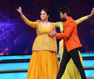 Aata Sandeep Instagram - BB Star War.
Don’t Miss to watch 
Aadivaaram with @starmaa parivaaram this Sunday at 11am only on your favourite channel Star Maa. 
Thanks for the designer orange jacket @contraditions 
@revanthofficial @sreemukhi 
#BiggBossTelugu #UltaPulta #Season7Telugu 
Thank you @play_media_creations