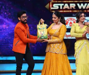 Aata Sandeep Instagram - BB Star War.
Don’t Miss to watch 
Aadivaaram with @starmaa parivaaram this Sunday at 11am only on your favourite channel Star Maa. 
Thanks for the designer orange jacket @contraditions 
@revanthofficial @sreemukhi 
#BiggBossTelugu #UltaPulta #Season7Telugu 
Thank you @play_media_creations