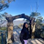 Aayushi Dholakia Instagram - the view took my breath away🤌🏻😍 watch till the end for location reveal!!! . . . This trek was such a spontaneous one and hence I’m in my joggerssss🙈 But as they say expect the unexpected, and this turned out to be just ✨beautiful✨ #sydneycity #sydneystyle #threesisters #thisisaustralia #tourismaustralia