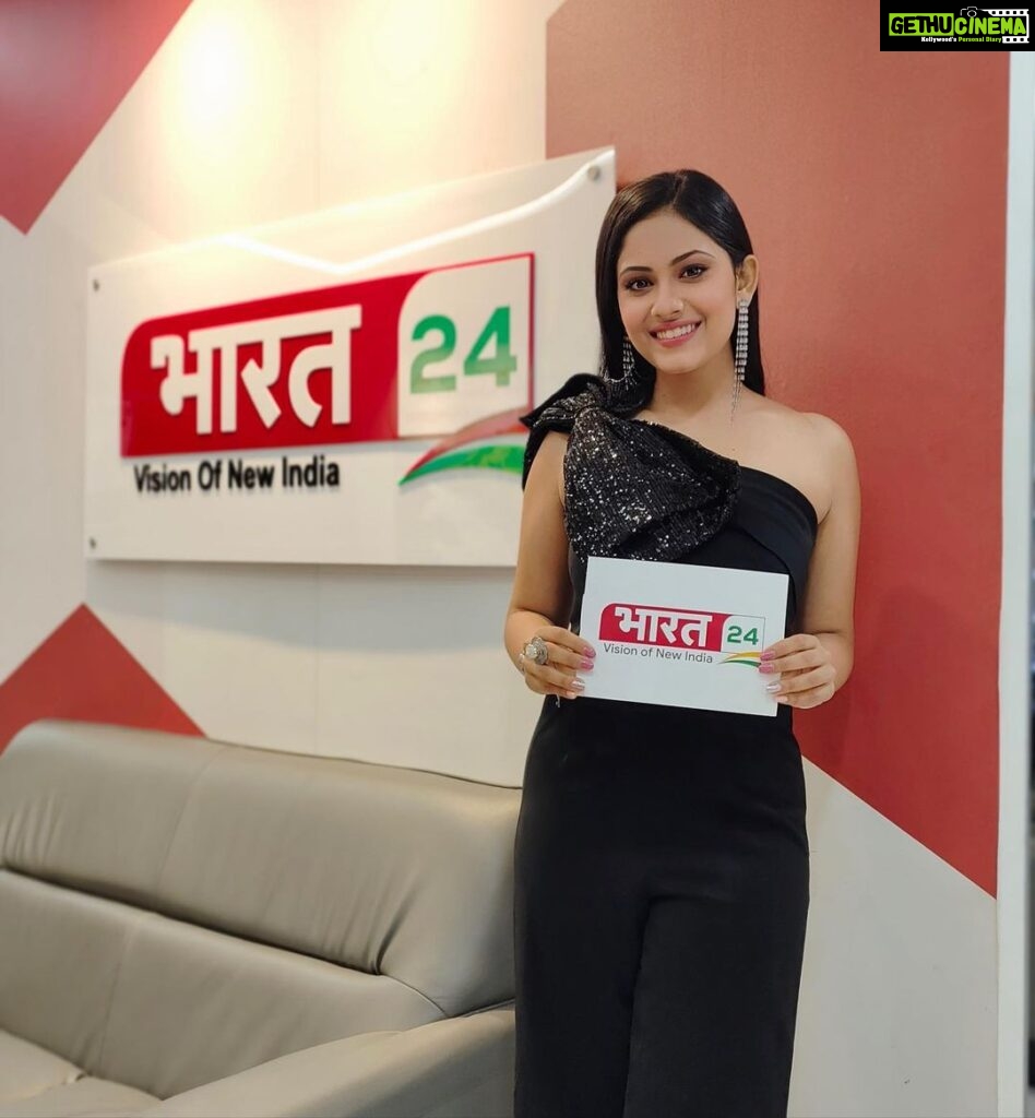 Aayushi Dholakia Instagram - Ever since I started hosting I always wanted to try on the shoes of a news anchor and I am honoured enough to have received an opportunity from @bharat24liv @firstindianews who invited me to host on their Special- ‘The JC Show’🗞️💗 I was in awe of the entire live production and the studio and am thankful for the experience🙏🏻 @iamnikhilanand @missteenint I will say this loud that my journey post-passing the crown has really helped me shape and explore various avenues which I never even thought of. Thank you for always pushing me and giving me chances that bring out the best in me🫶🏻♥️ . . . . . #hosting #eventhost #host #livetv #tvhost