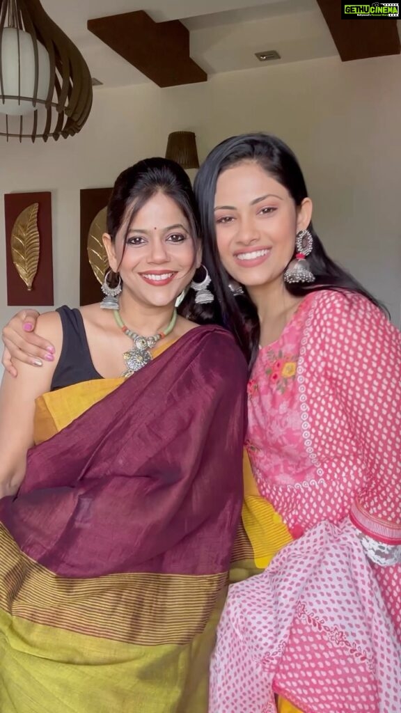 Aayushi Dholakia Instagram - does she even look like mom!?😍😩 it’s your day mama and here’s to celebrating you everyday🫶🏻 the reason why I am here today is her and I’m forever grateful for her♾️💗 . . . . . hair extensions from- @hairoriginals #reels #mothersdaylove #mothersday #daughterslove #mother #ilovemom #mymum
