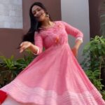 Aayushi Dholakia Instagram - o re piya🌸 managed to choreograph and shoot 10 minutes before sunset, show some love please🫶🏻 . . . . . . wearing- @bibaindia #reels #dance #moves #dancelovers #dancetime #dancewithme #keepdancing
