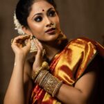 Aayushi Dholakia Instagram - कसा आहे⚜️ . . . . . HMU- @plumzstudio Clicked by- @wanderingwithdreamer #indoorphotoshoot #photomodels #fashionshoots #modelinglife #sareetime #lovesaree #traditionaloutfit