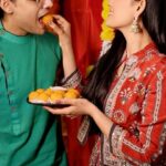 Aayushi Dholakia Instagram - Yeh Diwali Thodi Filmy Style w/ @hanuramfoods 🪔🍧 Mithai hai lana toh HanuRam hi jana, ya phir Advance mein book karana 🛍️🏃‍♀️ Booking is open from 2nd-5th Nov’23!! Maine toh kara li booking, what about you?😋 . . . Thank you @shalinsharmaaa for being a part🫶🏻 Shot by: @_pixography #gifthamper #diwaligifting #diwaligift #namkeen #customizedgift #adcollabs