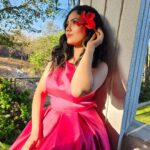 Aayushi Dholakia Instagram - I’m a ‘phool’ for you🌺🤪😋🫶🏻 . . . . . HMU- @vanitapatelmakeovers #soakingupthesun #sunshineyday #sunkissedskin #takingabreak #springsunshine #sundayfeels #sundaylove #dayoffvibes