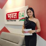 Aayushi Dholakia Instagram - Ever since I started hosting I always wanted to try on the shoes of a news anchor and I am honoured enough to have received an opportunity from @bharat24liv @firstindianews who invited me to host on their Special- ‘The JC Show’🗞️💗 I was in awe of the entire live production and the studio and am thankful for the experience🙏🏻 @iamnikhilanand @missteenint I will say this loud that my journey post-passing the crown has really helped me shape and explore various avenues which I never even thought of. Thank you for always pushing me and giving me chances that bring out the best in me🫶🏻♥️ . . . . . #hosting #eventhost #host #livetv #tvhost