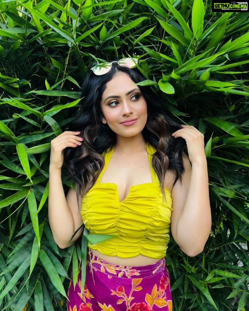 Aayushi Dholakia Instagram - it’s the grill season💗☀️☄️⛱️🍹 . . . . . . hmu- @vanitapatelmakeovers #springoutfits #springoutfitideas #ootddetails #summeroutfitideas #summeroutfit